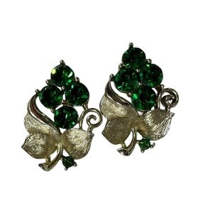Vintage Lisner Goldtone Metal Green Rhinestone Grape Cluster Clip Earrings